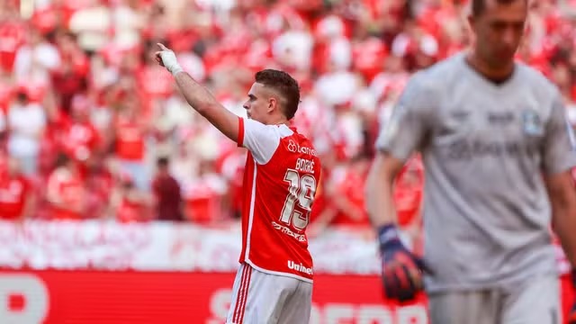 Inter bate o Grêmio no Beira-Rio e se aproxima do G-4 do Brasileirão