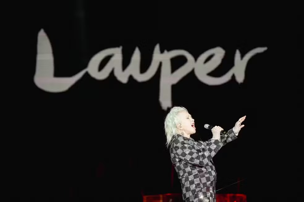 Cantora americana de 71 anos apresentou no Palco Mundo, ontem (20), hits como ‘Time After Time’ e ‘Girls Just Want to Have Fun’.
