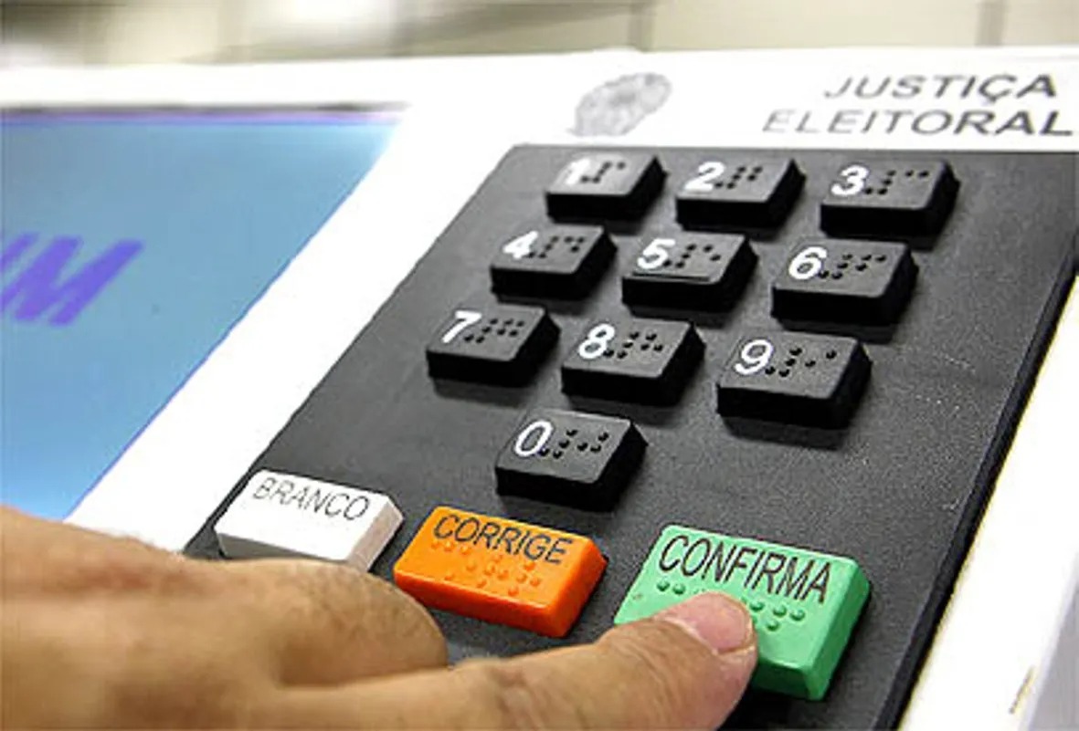 Eleições 2024: 460 mil candidatos a prefeito e vereador concorrem neste domingo