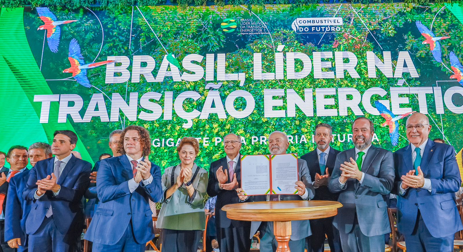 ​Relator do projeto dos “combustíveis do futuro”, Veneziano participa de sanção ao lado de Lula: “Investimentos de R$ 260 bilhões”