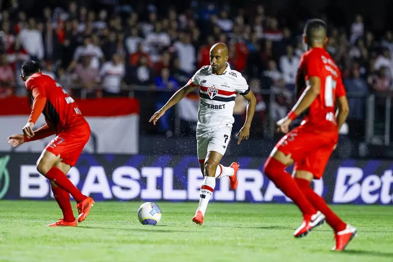 São Paulo vê reservas entrarem para decidir e vencer Athletico em jogo truncado na volta do MorumBis