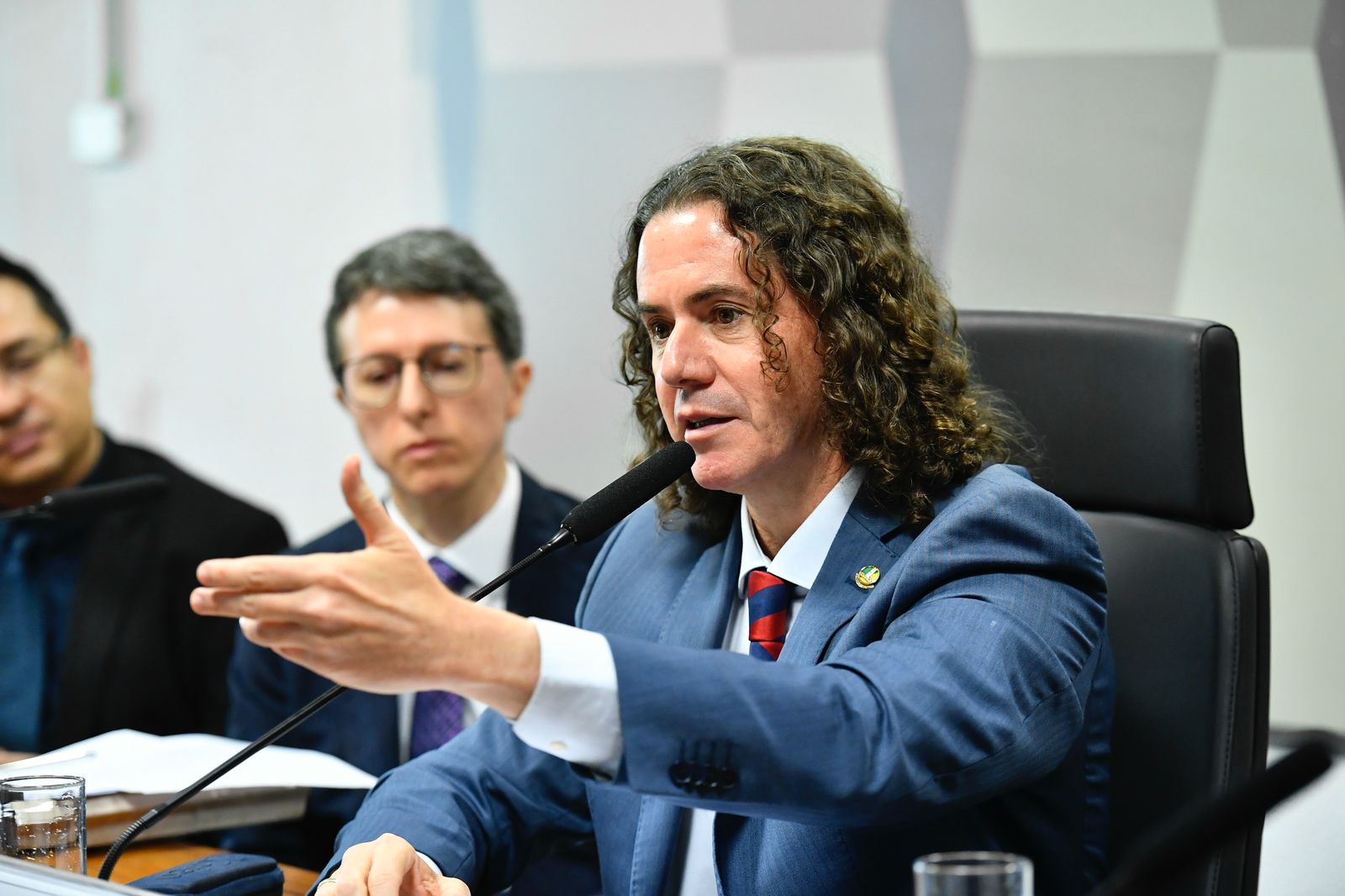 Líder da Maioria, Veneziano diz que posição do Senado em aprovar reciprocidade a tarifaço de Trump foi “firme, necessária e racional”
