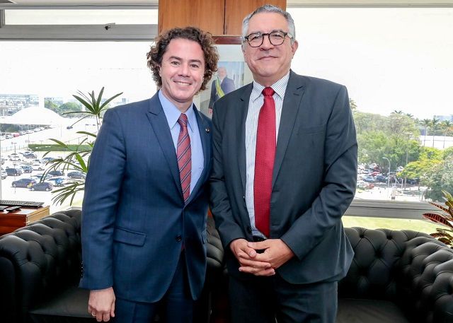 ​Ministro da Saúde Alexandre Padilha anuncia a Veneziano a destinação de mais 14 ambulâncias do SAMU para a Paraíba
